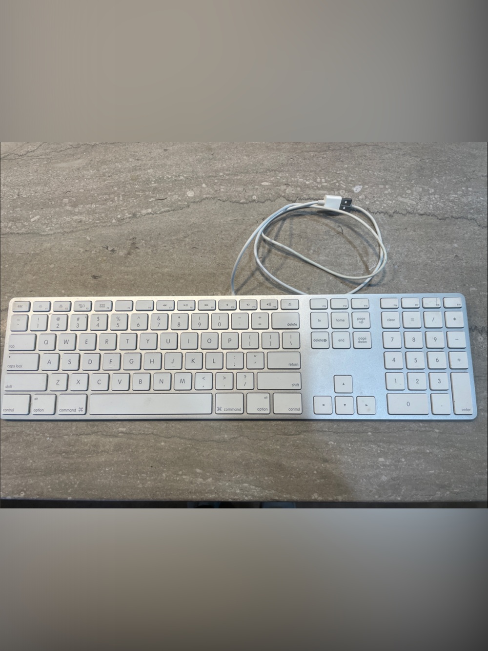 Genuine Apple A1243 Wired Slim USB Keyboard in Silver/White